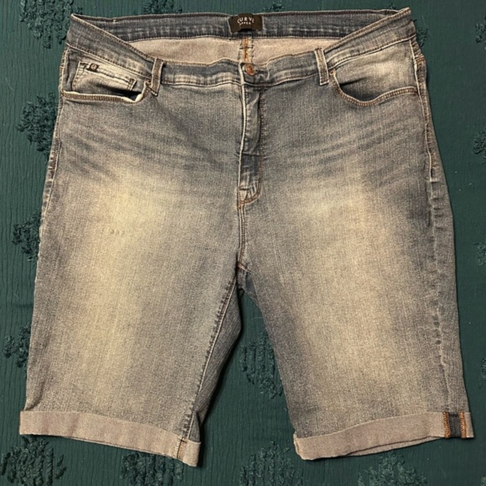 Curve Appeal women’s cuffed Bermuda shorts size 16
